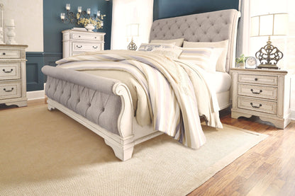 Realyn Sleigh Bed Set