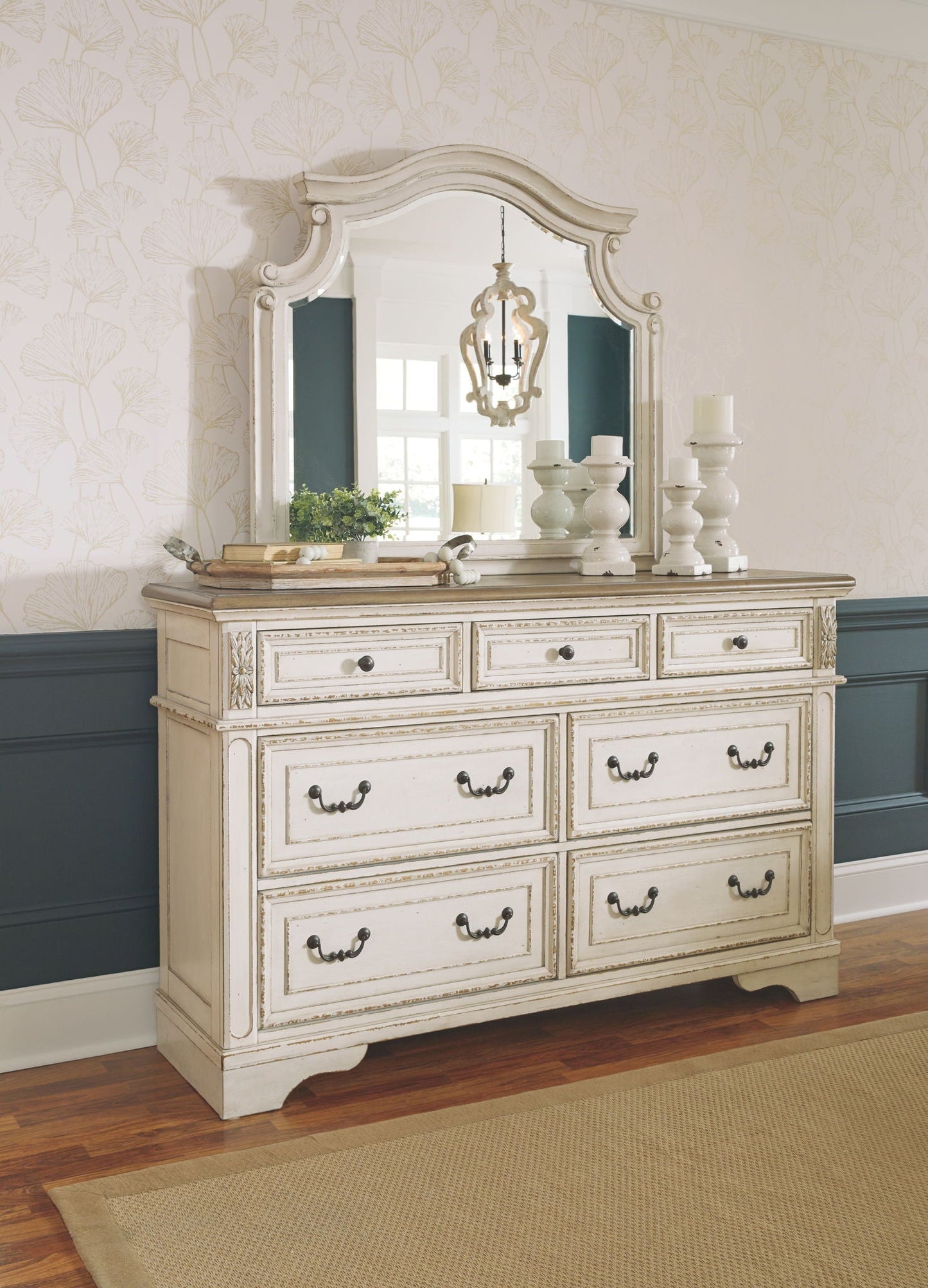Realyn Sleigh Bed Set